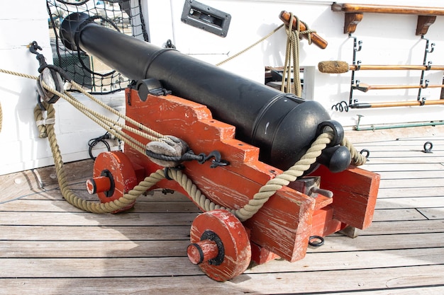 Foto historisch oud metalen kanon op gevechtszeilschip