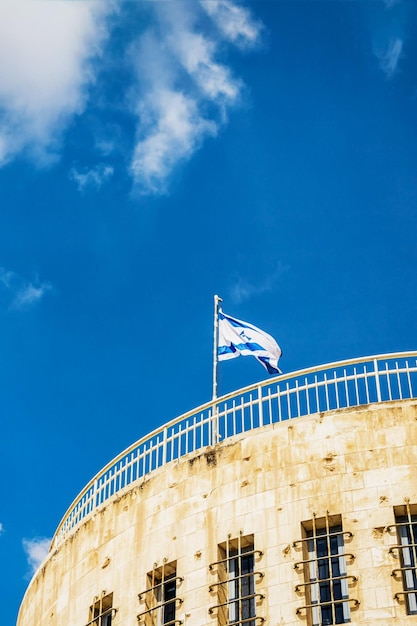 Foto historisch stadhuis van jeruzalem gebouw vlag van israël en blauwe hemel fragment details