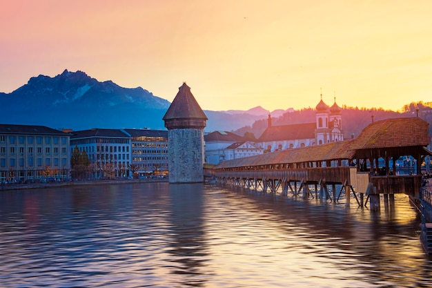 Historisch stadscentrum met zijn beroemde kapelbrug en mt. pilatus op de achtergrond