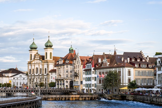 Historisch stadscentrum van Luzern met beroemde Kapelbrug in Zwitserland.