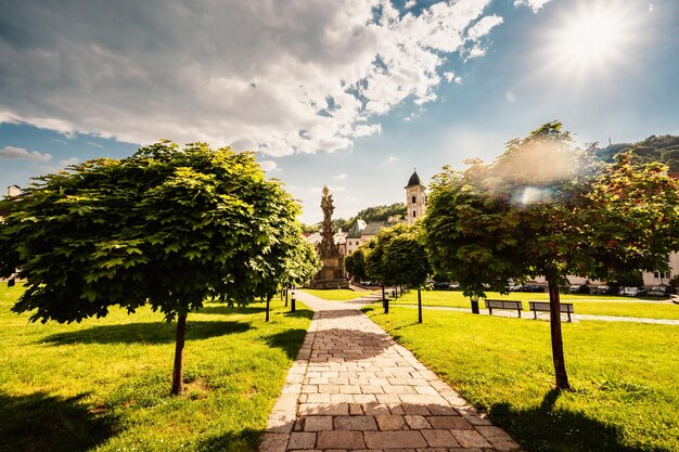 Historisch stadsplein in mijnstad Kremnica in Slowakije Het uitzicht op het kasteel en de Sint-Catharinakerk in de stad