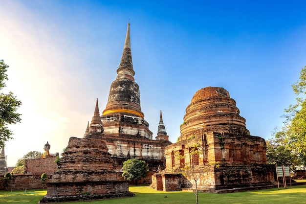 Historische architectuur Wat Yai Chai Mongkol de oude tempel in de provincie Ayutthaya, Thailand