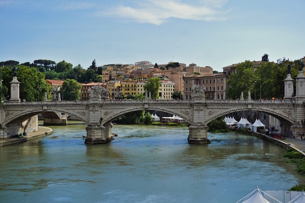 Historische brug van Sant'Angelo, ook wel bekend als "Bridge of Angels" over de rivier de Tiber in Rome, zeer dicht bij het Sint-Pietersplein en het kasteel van Sant'Angelo