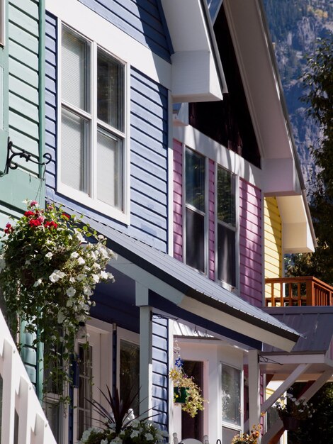 Historische Dollhouse-rij in Telluride, Colorado. Elk huis is geschilderd met heldere kleuren.