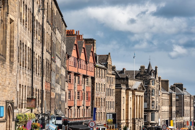 Historische gebouwen aan de hoofdstraat van de Royal Mile in Edinburgh, Schotland