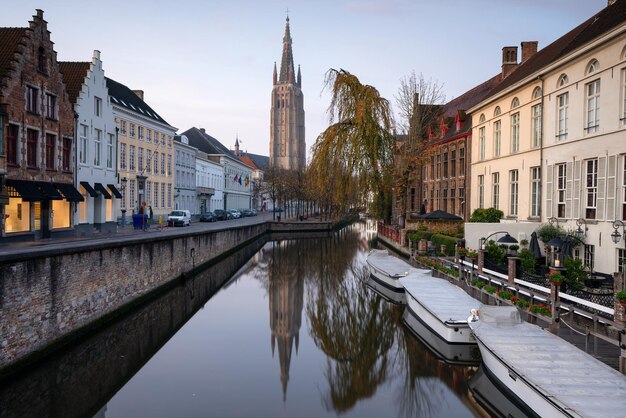 Foto historische gebouwen aan de kanalen van brugge belgië