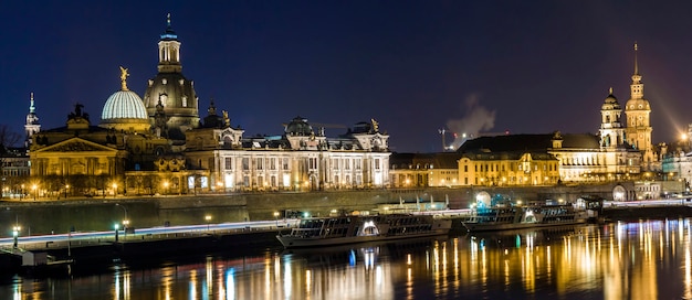 Historische gebouwen met reflecties in de rivier