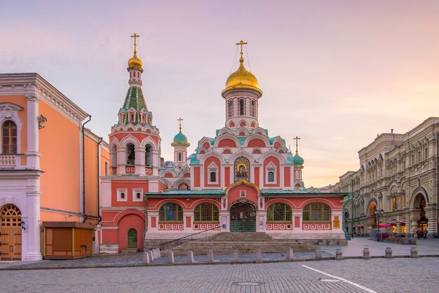 Historische gebouwen op het rode plein in moskou, rusland.