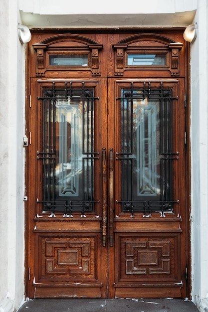 Historische houten deur in het oude gebouw. Rusland