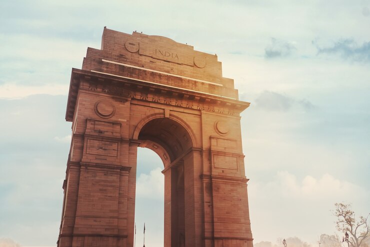 Historische India Gate Delhi - Een oorlogsmonument op Rajpath-weg New Delhi. belangrijkste Indiase historische bezienswaardigheid op de achtergrond van de bewolkte hemel in het zonlicht.