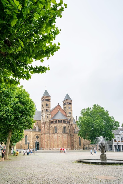 Historische kerk tegen de lucht