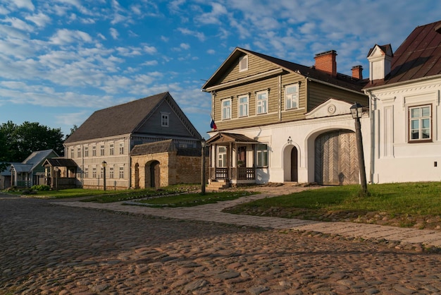 Historische koopmansgebouwen van landgoederen op Pechorskaya Street Izborsk Pskov regio Rusland