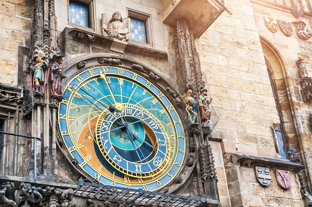 Historische middeleeuwse astronomische klok op het oude stadsplein in Praag, Tsjechië