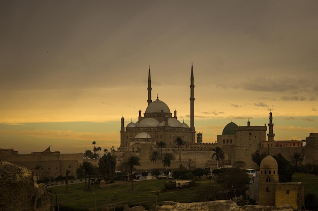 Historische moskee tegen de hemel bij zonsondergang