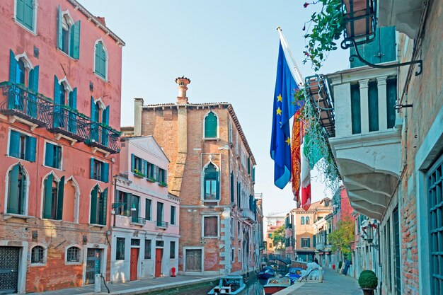 Historische paleizen aan een klein kanaal in Venetië, Italië