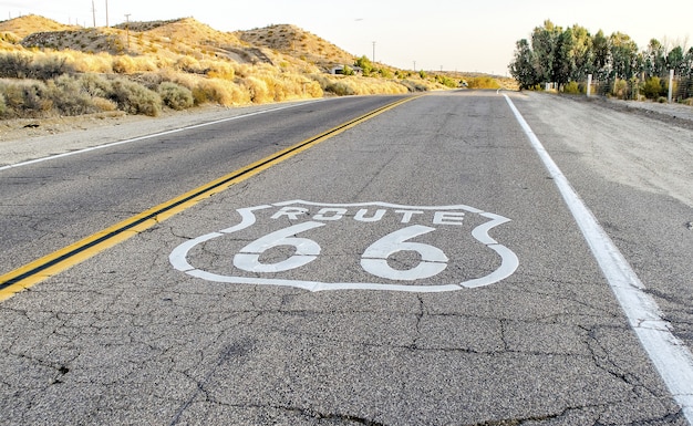 Historische Route 66 met bestratingsteken in Californië, de VS