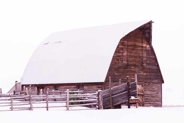 Historische schuur midden in de winter.