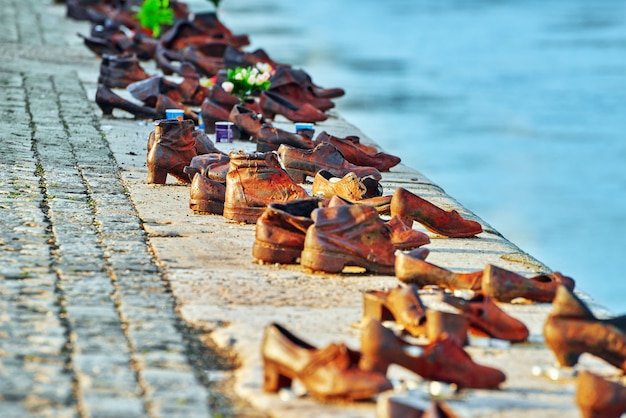 Historische sculptuur\kunstinstallatie - "Schoenen aan de Donau" ter nagedachtenis aan de Joden die tijdens de Tweede Wereldoorlog zijn omgekomen.