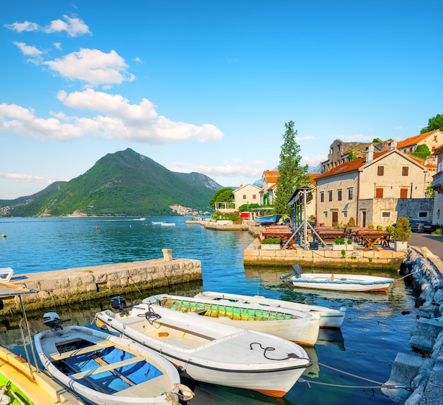 Historische stad Perast aan de baai van Kotor in de zomer, Montenegro