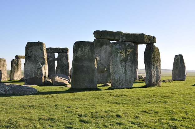 Historische stonehenge op een grasveld tegen een heldere lucht