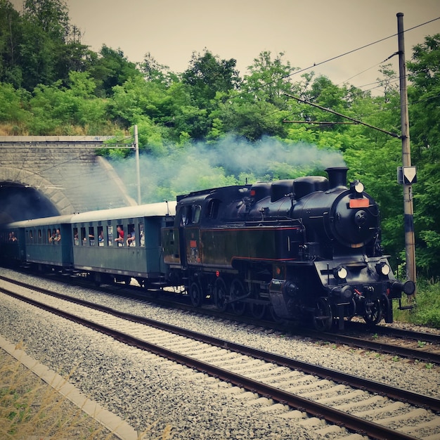 Historische stoomtrein Speciaal gelanceerde Tsjechische oude stoomtrain voor reizen en voor reizen door de Tsjechisch Republiek