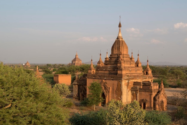 Historische tempel te midden van bomen tegen de lucht