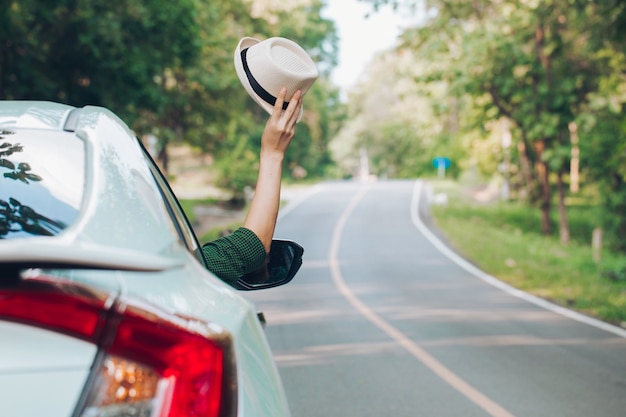 Автостоп man.tourist автостопом сидя в машине на дороге