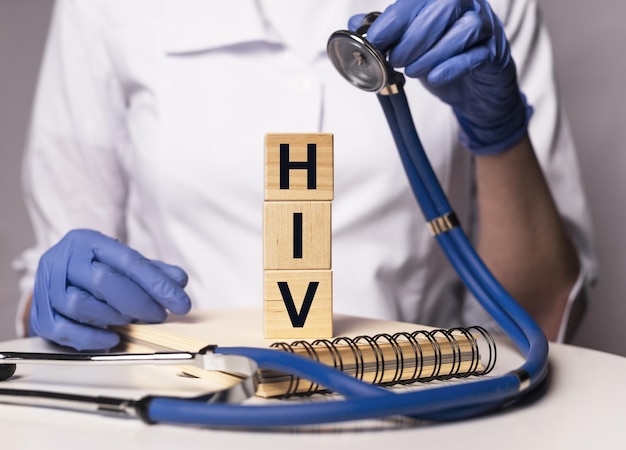 Hiv acroniem woord in dokter handen foto