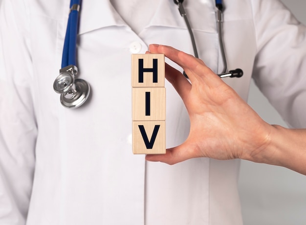 HIV-acroniem, woord in doktershanden op kubusblokken.