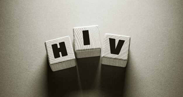 나무 큐브에 쓰여진 HIV 단어