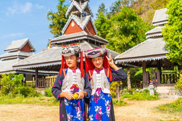 鼻の粘液を持つモン族の子供たち、旧正月の休暇中に伝統的な衣装を着たモン族の肖像画