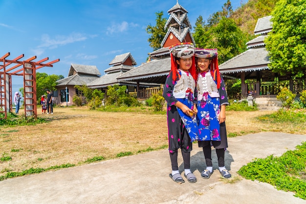 Hmong-kinderen met neusslijm, Portret van H'mong (Miao) -meisjes die traditionele kleding dragen tijdens nieuwe maanjaarvakantie