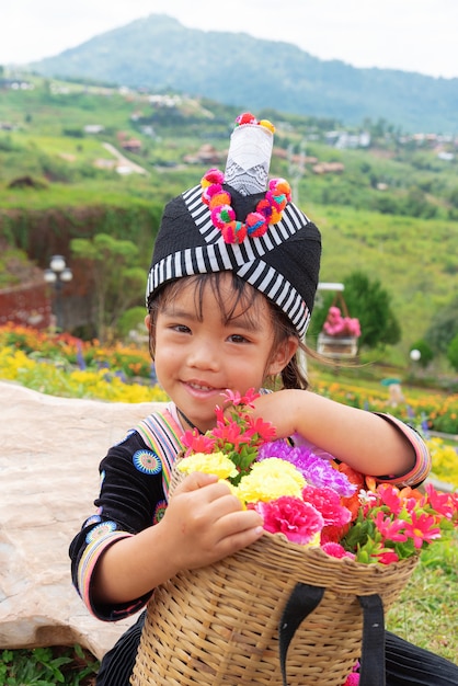 モン族の少女たちが竹かごの花を持って