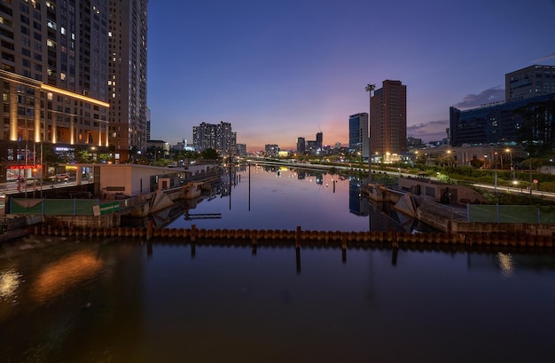 Foto ho chi minh city bij zonsondergang ho chi minh city is een van de ontwikkelde steden in vietnam