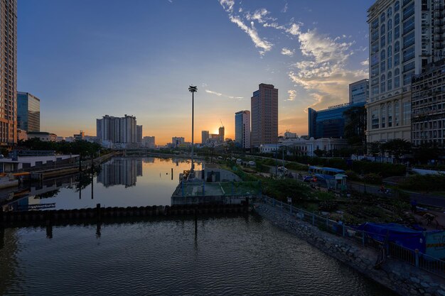 Ho Chi Minh City bij zonsondergang Ho Chi Minh city is een van de ontwikkelde steden in Vietnam