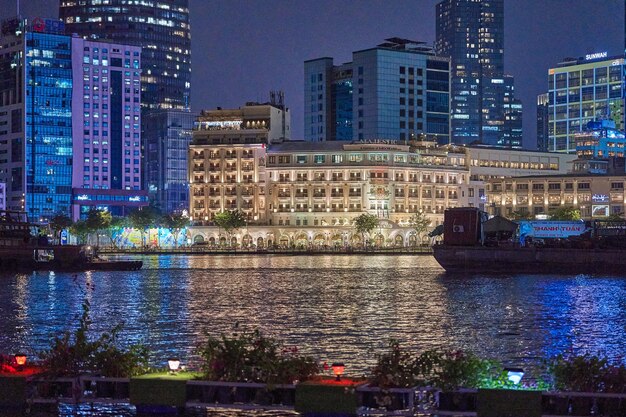 Ho Chi Minh City skyline en de Saigon rivier Ongelofelijk kleurrijk nachtelijk uitzicht op wolkenkrabber en andere m