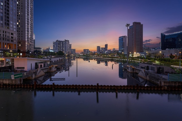 夕暮れのホーチミン市はベトナムの発展した都市の1つです