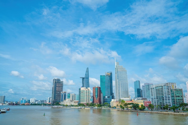 Ho Chi Minh City VIETNAM 22 MEI 2022 Bitexco Financial Tower wolkenkrabber van onderaf gezien naar een hemel Stedelijke ontwikkeling met moderne architectuur