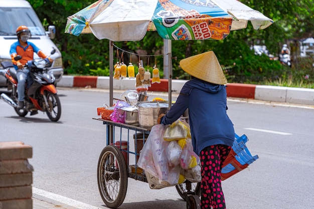 Photo ho chi minh city vietnam 29 august 2023 street vendor with a cart on the street