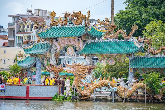 写真 ホー・チ・ミン市 ベトナム 2023年8月31日 フー・チャウ寺院 フー・チャウ・ミエ 地区12とゴ・ヴァップの間のヴァム・トゥアト川に浮いている寺院