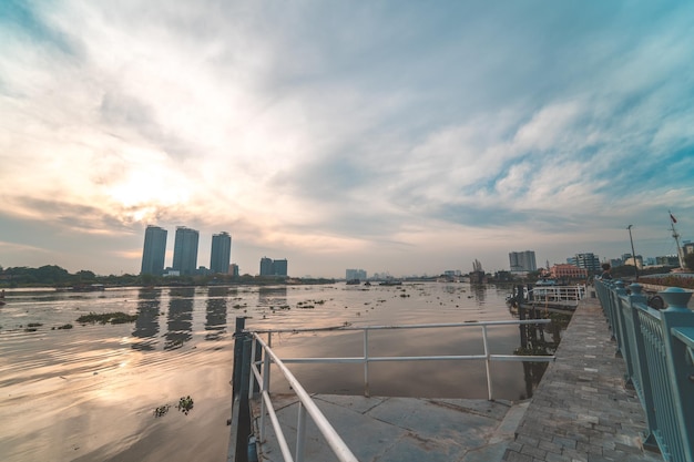 Город Хошимин, Вьетнам, 12 февраля 2022 года, горизонт с достопримечательностью 81 небоскреба, строится новый вантовый мост, соединяющий полуостров Тху Тием и Район 1 через реку Сайгон.