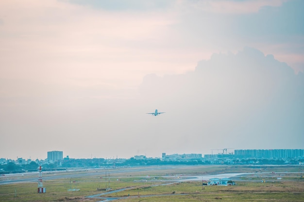 Ho Chi Minh-stad Vietnam 12 FEB 2022 Vliegtuig vliegt over stedelijke gebieden en bereidt de landing voor op Tan Son Nhat International Airport en vertrekt op TSN-luchthaven