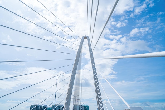 Ho Chi Minh-stad Vietnam 22 MEI 2022 Thu Thiem 2-brug die het schiereiland Thu Thiem en District 1 verbindt over de Saigon-rivier in de haven van Bach Dang