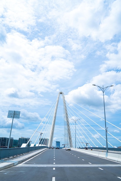 Ho Chi Minh-stad Vietnam 22 MEI 2022 Thu Thiem 2-brug die het schiereiland Thu Thiem en District 1 verbindt over de Saigon-rivier in de haven van Bach Dang