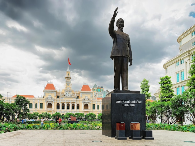 Ho chi minh, vietnam - 26 febbraio 2016: statua di ho chi minh e municipio, vietnam