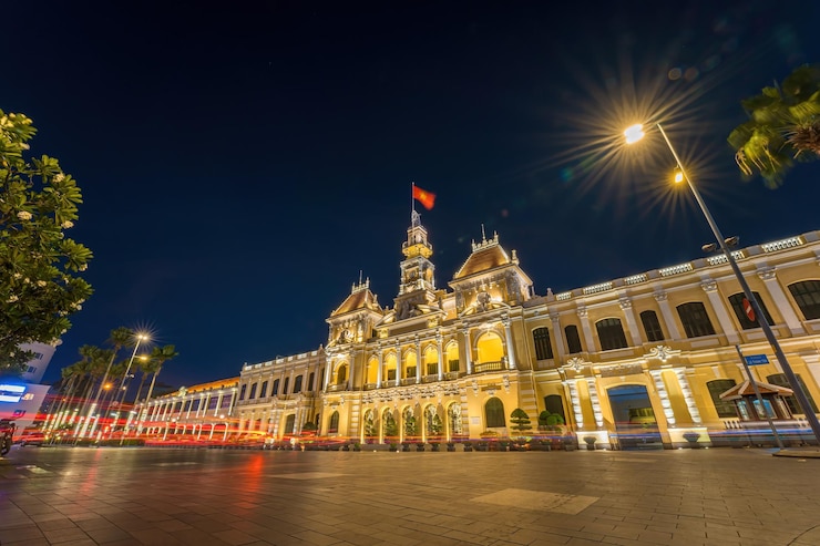 Photo ho chi minh vietnam mar 12 2023 ho chi minh city hall or saigon city hall or committee head office is a building in a french colonial style exposure at night