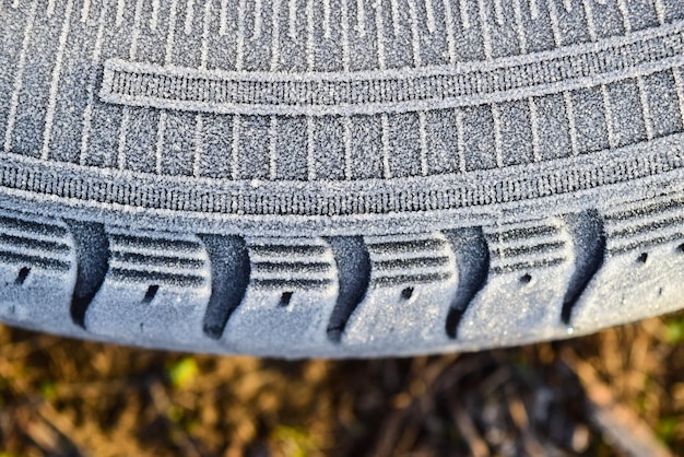 Foto brina su una ruota in gomma gelo mattutino