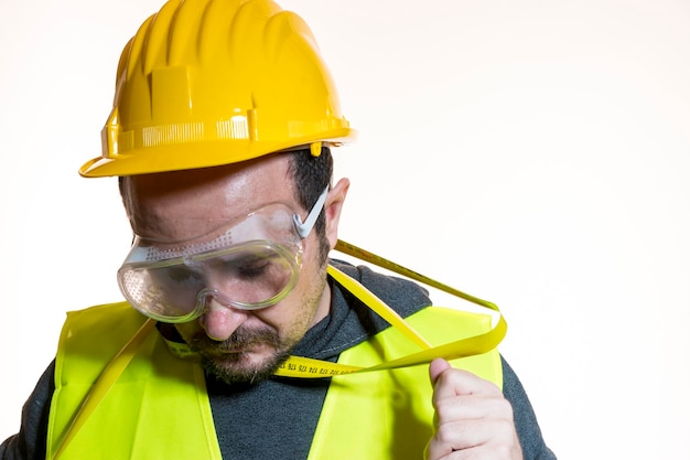 Фото Хобби человека, который хочет делать работу без знаний, работать без опыта. сделай сам, мужчина в желтом строительном шлеме с защитными очками готов начать строительные работы