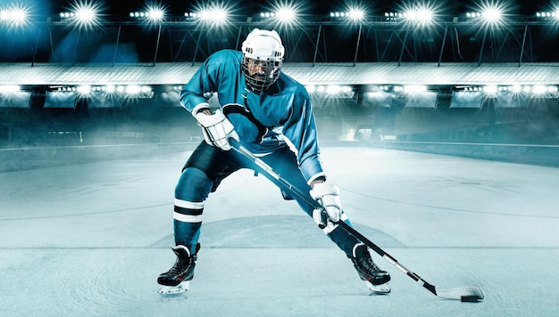 Foto giocatore di hockey con la maschera allo stadio