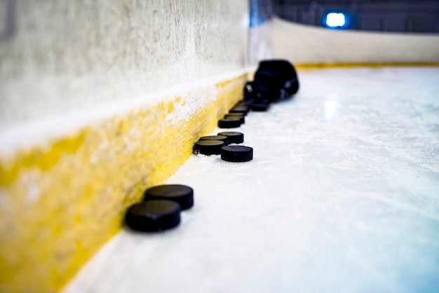 Photo hockey puck on the ice